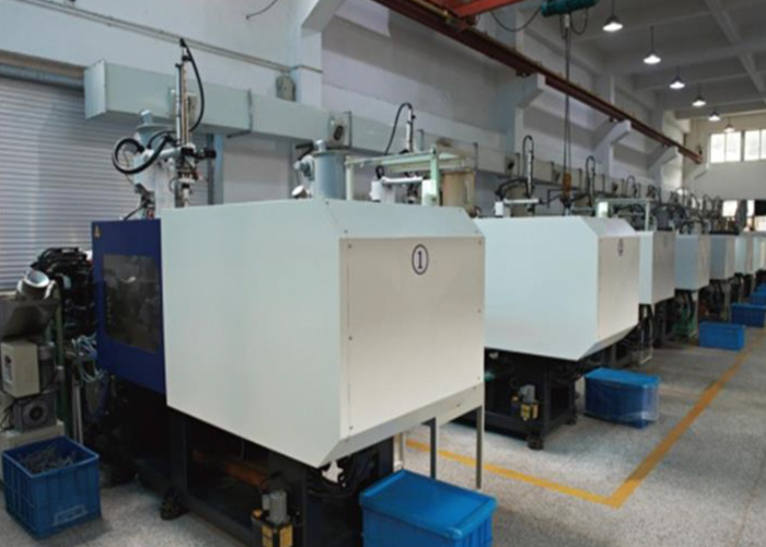 Horizontal injection molding machine